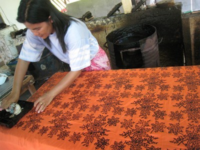 Mengintip Pembuatan Batik Belitung