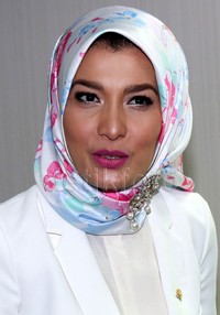 Mantan peragawati ini tampil modis dengan blazer putih dan kerudung bercorak. Pool/Lamhot Aritonang/detikFoto.