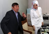 Arzetti masuk ke ruang tunggu sebelum menjalani pemeriksaan. Pool/Lamhot Aritonang/detikFoto.