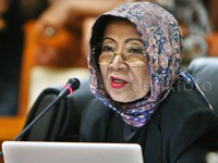 Menurut Yayah makna kata dapat, dapat dimaknai 'boleh, diizinkan, atau tidak dilarang'. Dengan kata lain, Sudirman Said sebagai individu dapat melapor kepada MKD tanpa dilihat status atau jabatannya sebagai Menteri ESDM. Lamhot Aritonang/detikFoto.