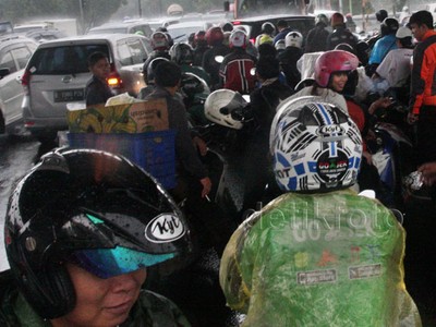 Pemotor Berteduh di Bawah Flyover, Lalin Tersendat