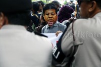Aksi ini dijaga belasan polisi.