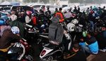 Pemotor Berteduh di Bawah Flyover, Lalin Tersendat