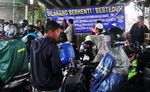 Pemotor Berteduh di Bawah Flyover, Lalin Tersendat