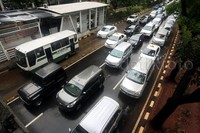Sejumlah pengendara nekat menerobos busway untuk menghindari kemacetan.