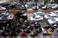 Kendaraan hanya dapat dipacu kurang dari 10 km/jam.