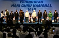 Jokowi memberikan Tanda Kehormatan Satya Lencana Pendidikan kepada 10 guru yang berdedikasi dan berprestasi.