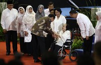 Jokowi menyalami gurunya waktu di SMP dan SMA.