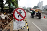 Pengumuman penutupan akses JPO Polda Metro dipasang di pinggir jalan.