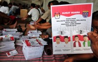 Pekerja menunjukkan surat suara Pilkada Kota Depok. Pool/Lamhot Aritonang/detikFoto.