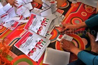 Pekerja melipat surat suara Pilkada Kota Depok. Pool/Lamhot Aritonang/detikFoto.