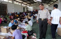 Pelipatan surat suara dijaga oleh aparat kepolisian. Pool/Lamhot Aritonang/detikFoto.