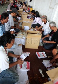 Pekerja melipat surat suara Pilkada Kota Depok. Pool/Lamhot Aritonang/detikFoto.