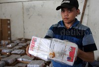 Surat suara yang telah dilipat dimasukkan ke plastik. Pool/Lamhot Aritonang/detikFoto.