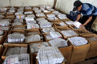 Surat suara dimasukkan ke kardus untuk didistribusikan. Pool/Lamhot Aritonang/detikFoto.