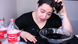 Tak Diminum, Blogger Ini Pakai Cola untuk Membilas Rambutnya!