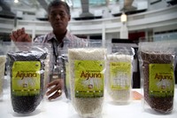 Peserta memamerkan beras organik Arjuna.