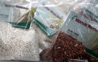 Berbagai jenis beras dipamerkan.