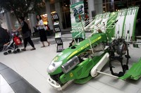 Mesin untuk menanam padi juga dipamerkan.