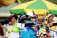 Para atlet panahan mengikuti kualifikasi cabang panahan untuk Pekan Olahraga Nasional Jawa Barat 2016.