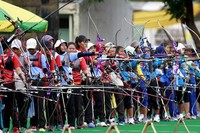 Sebanyak 400 atlet dari 25 provinsi se-Indonesia mengikuti kualifikasi cabang panahan untuk Pekan Olahraga Nasional Jawa Barat 2016, berlangsung di lapangan panahan kompleks Gelora Bung Senayan, Jakarta.