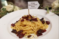 Pencinta Pasta? Coba cicipi Crispy Bacon and Garlic Pasta dengan bacon sapi renyah dan gurih di lidah, sungguh perpaduan tekstur yang lezat!