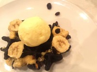 Puas dengan sajian utama, Pancious juga menyajikan Banana Rum Raisin Charcoal Waffle. Sehat dan enak, waffle ini dinikmati dengan es krim vanilla yang manis legit dengan saus rum yang harum!