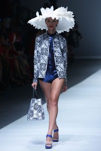 Chossy Latu for Danar Hadi Solometrix Yayasan Jantung Indonesia. Jakarta Fashion Week 2016 at Senayan City. Jakarta. [Foto: Mohammad Abduh/Wolipop]