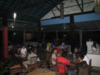 Menikmati kopi di warung merupakan tradisi masyarakat setempat. Kehadirannya menciptakan daya tarik wisatawan (Baban/detikTravel)