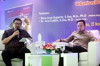 Pakar dari Kemitraan Habitat Ruchyat Deni Djakapermana memberikan pemaparan.