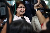 Ke sini mau konsultasi tentang persiapan persidangan. Tetapi berkas dakwaan belum dapat, kata Elza sebelum meninggalkan Gedung KPK.