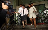 Elza meninggalkan Gedung KPK.