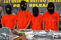 Empat pelaku berinisial RS alias RD, F alias P, J alias S dan YN dihadirkan dalam jumpa pers di Mapolres Jakarta Selatan, Rabu (25/11/2015). Pool/Lamhot Aritonang/detikFoto.