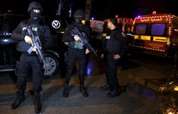 Polisi bersenjata lengkap disiagakan di sekitar lokasi. Zoubeir Souissi/Reuters/detikFoto.