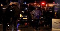 Polisi, ambulans, dan pemadam kebakaran disiagakan di sekitar lokasi kejadian. Zoubeir Souissi/Reuters/detikFoto.