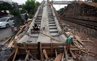 Para pekerja menyelesaikan pembangunan Jembatan Penyeberangan Orang (JPO) di atas jalur rel kereta api dekat Stasiun Pasar Minggu Baru, Rawajati, Jakarta Selatan, Rabu (25/11/2015).