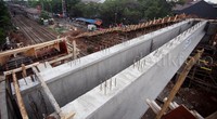 Hal itu dilakukan oleh Pemerintah DKI Jakarta dan PT KAI untuk memberikan keamanan dan kenyamanan pengguna jalan yang akan menyeberangi rel kereta api.