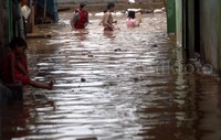 Banjir yang merendam Kampung Pulo setinggi pinggang orang dewasa.