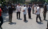 Massa datang ke lokasi infrastruktur tambang emas PT BSI, setelah tak puas dengan pertemuan antara Manajemen PT BSI, Kepolisian dan Pemkab Banyuwangi. Ardian Fanani/detikFoto.