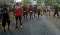 Mereka yang ke‎cewa dengan pertemuan tersebut langsung berkonvoi menuju lokasi tambang. Ardian Fanani/detikFoto.