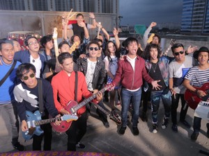 Serunya Kolaborasi Iwan Fals dan 4 Band di Video Klip Abadi