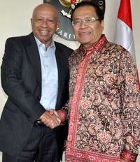 Menurut Menko Rizal Ramli, hal lain yang membanggakan dari langkah ini, yaitu Arifin sudah menyiapkan sejumlah rencana pengembangan. Salah satunya adalah komitmennya untuk membangun smelter (pemurnian) yang bisa meningkatkan nilai tambah hasil tambang. Pembangunan smelter merupakan kewajiban perusahaan pertambangan. Pool/dok. Kemenko Maritim.