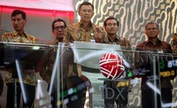 Direktur Utama BNI, Achmad Baiquni, didampingi Direktur Penilaian Perusahaan Bursa Efek Indonesia (BEI), Samsul Hidayat dan Wadirut Bank BNI, Suprajarto saat membuka perdagangan saham BNI di Gedung BEI, Jakarta, Rabu (25/11/2015).