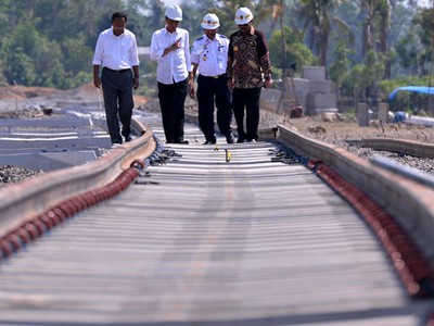 Jokowi Tinjau Proyek Trans Sulawesi Railways
