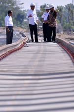 Jokowi Tinjau Proyek Trans Sulawesi Railways