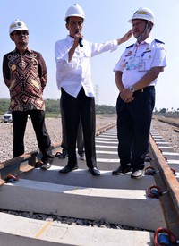 Proyek perintisan rel kereta Makassar-Pare Pare ini diperkirakan rampung pada 2018 mendatang dengan menelan biaya sebesar Rp 10,8 Triliun yang bersumber dari APBN. Laily Rachev/Setpres.