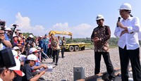 Proyek Trans Sulawesi Railways di-groundbreaking Selasa, 12 Agustus 2014 lalu. Setelah proyek jalur rel kereta api Makassar-Pare Pare rampung, berikutnya akan dibaangun jalur kereta api Pare Pare-Manado, yang melintasi beberapa kota seperti Mamuju, Palu, Gorontalo, Bitung dan Manado. Laily Rachev/Setpres.