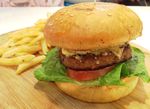Nyam! Beef Burger Juicy Dinikmati Bersama Milkshake Biskuit Regal
