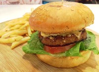 Ada aneka pilihan makanan gaya Amerika di W Diner. Salah satu andalannya Original W Diner Beef Burger. Burger favorit itu berisi patty daging gurih juicy, onion ring, keju cheddar, lettuce, dan tomat. Burger ini punya kombinasi rasa yang pas.