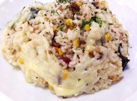 Baked Rice with Triple Cheese terdiri dari tumisan bayam, cincangan beef bacon, jagung pipil dan keju leleh menutupi permukaan nasi mentega panggang. Hidangan dilengkapi paduan keju mozarella, cheddar dan parmesan.
